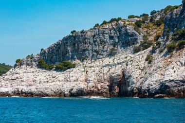 Güzel kayalık Deniz Sahil manzaralı denize (Portovenere, Cinque Terre, Liguria, İtalya)
