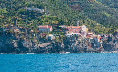 Güzel yaz gezisi gemi Vernazza görünümden. Beş ünlü köylerinden Ligurya Denizi ve dik kayalıklarla karada arasında askıya Liguria, İtalya, Cinque Terre Milli Parkı.