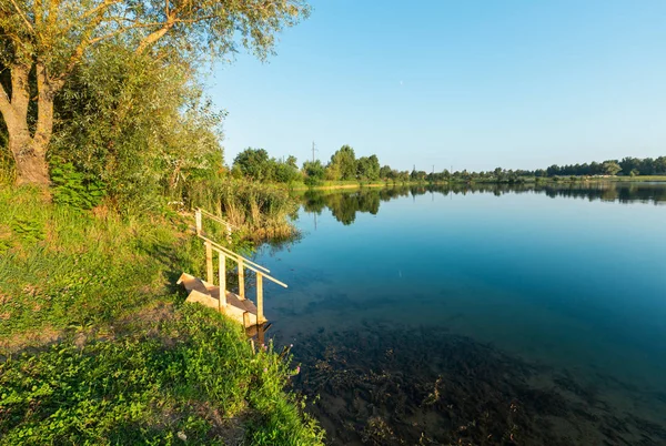 Malebné Letní Večerní Červánky Jezero Klidná Pláž Kempinkovým Místem Pobřeží — Stock fotografie