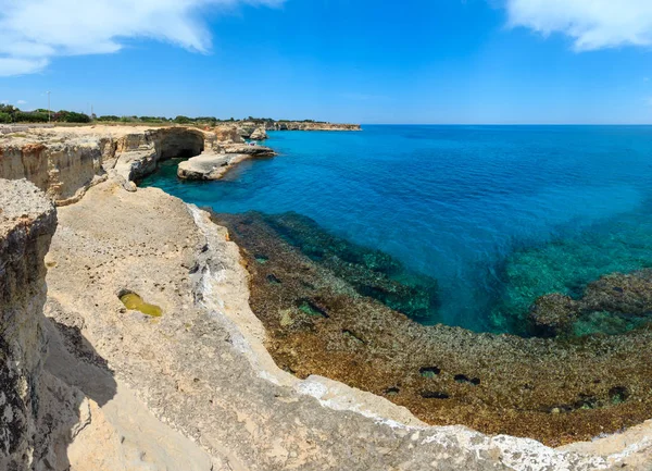 Fehér Sziklás Sziklák Barlangok Festői Seascape Tengeri Öböl Szigetecskék Grotta — Stock Fotó