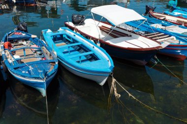 Aci Trezza Marina dei Ciclopi tekne liman. Dev sahil ve Tepegöz (İtalya, Sicilya, 10 km kuzeyinde Catania) arkasında Adaları Lachea Adası. Isoles Dei Ciclopi bilinen.