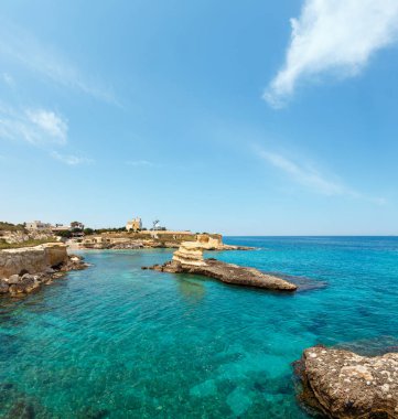Plaj ve deniz feneri Torre Sant'Andrea ve adacık Scoglio Tafaluro, Otranto bölge,: Salento Adriyatik Denizi kıyısında, Puglia, İtalya.