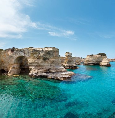 Uçurumlar, kayalık kemer ve yığında (faraglioni), Torre Sant Andrea, güzel deniz manzarası: Salento deniz kenarı, Puglia, İtalya
