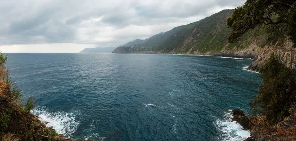 Corniglia görünümü Manarola köyden güzel yaz. Bu ünlü köyleri, Ligurya Denizi ve dik kayalıklarla karada arasında askıya Liguria, İtalya, Cinque Terre Milli Parkı.