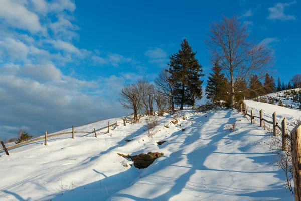 冬晨风光风景如画的山地乡村积雪覆盖的道路和足迹 乌克兰 Dzembronya 宁静祥和的村庄郊区丘陵 — 图库照片