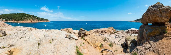 Velké Balvany Břeh Zobrazení Letní Skalnaté Pobřeží Středozemního Moře Poblíž — Stock fotografie