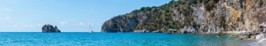 Güzel Tiren Denizi kıyı şeridi manzara. Cilento ve Vallo di Diano Milli Parkı, Salerno, İtalya. İnsanlar tanınmaz.