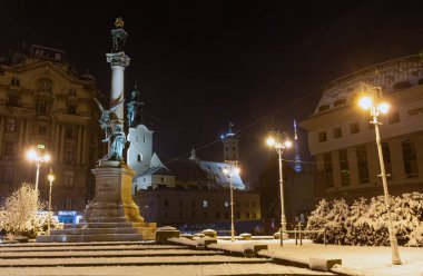 Lviv, Ukrayna - 10 Aralık 2017: Anıt Adam Mickiewicz, 1904 yılında inşa için tasarlanmış ve Lehçe heykeltıraş Antoni Popiel tarafından oyulmuş. Güzel bir gece kış cityscape şehir (Mickiewicz kare merkezinde).