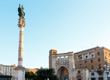 Lecce, İtalya - 07 Haziran 2017: Sütun Saint Orontius (İtalyanca: Sant Oronzo, Oronzio, Lecce, Brindisi tarafından bağışlanan Aronzo, Lecce patron, 1739 yeniden) Sant Oronzo meydanında: Salento, Puglia.