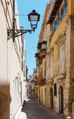 Syracuse, İtalya - 12 Haziran 2016: Ortigia Adası'nda Syracuse şehir sokak görünümü, Sicilya, İtalya. Güzel seyahat fotoğraf Sicilya.