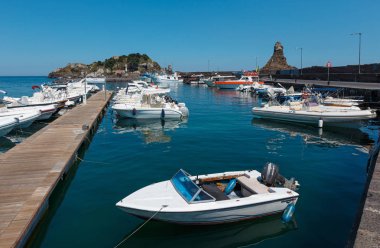 Aci Trezza, İtalya - 13 Haziran 2017: Marina dei Ciclopi tekneler limana. Lachea ve tepegöz (İtalya, Sicilya, 10 km kuzeyinde Catania) arkasında Adaları. Isoles Dei Ciclopi bilinen.