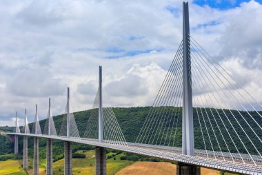Millau, Fransa - 03 Haziran 2016: Askılı Millau Viyadüğü üzerinde köprü Yaz Vadisi nehir Tarn.