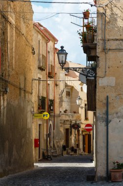 Fiumefreddo Bruzio, İtalya - 19 Haziran 2017: İtalya en güzel köy, dağ tepe tepe Tiren Denizi kıyısında, bölgesindeki Cosenza, Calabria yukarıda sokak biri.
