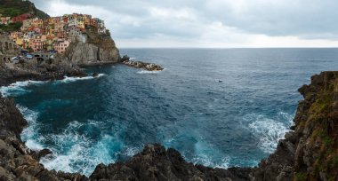 Manarola, İtalya - 25 Haziran 2017: Güzel yaz beş ünlü köylerinden Ligurya Denizi ve dik kayalıklarla karada arasında askıya Liguria, İtalya, Cinque Terre Milli Parkı.