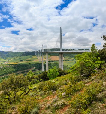 Millau, Fransa - 03 Haziran 2016: Askılı Millau Viyadüğü üzerinde köprü Yaz Vadisi nehir Tarn.