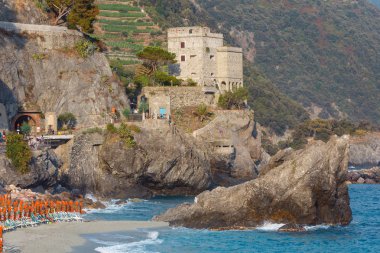 Monterosso, İtalya - 26 Haziran 2017: Güzel yaz gezisi gemi görünümden. Beş ünlü köylerinden Liguria Cinque Terre Milli Parkı.