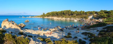 Şartı, Yunanistan - 22 Temmuz 2016: Ege Denizi sahil peyzaj Akuamarin su ile Orange Beach, Chalkidiki göster.
