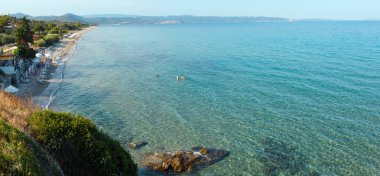 Ormos Panagias, Yunanistan - 26 Temmuz 2016: Harika kumlu Trani Ammouda kumsalda Sithonia, Halkidiki Ege Denizi. 