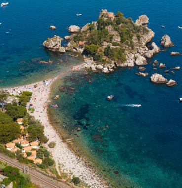 Taormina, İtalya - 11 Haziran 2017: Güzel Isola Bella beach ve Isola Bella adacık manzarayı, Sicilya. Yalı, plajlar ve ada ile yaz Sicilya Simgesel Yapı deniz manzarası. 