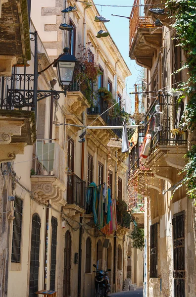 Syracuse, İtalya - 12 Haziran 2016: Ortigia Adası'nda Syracuse şehir sokak görünümü, Sicilya, İtalya. Güzel seyahat fotoğraf Sicilya.