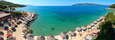 Ksamil, Arnavutluk - Temmuz 13,2016: Pema e kameraları Beach yaz üstten görünüm.