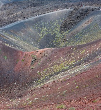 Etna, İtalya - 13 Haziran 2017: Yaz Etna Yanardağı dağ arasında yol, Sicilya, İtalya krater.