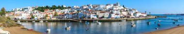Ferragudo, Portekiz - 20 Mayıs 2016: su (yakın Marina Portimao, Lagoa, Algarve, Portekiz) deniz manzaralı yaz akşam balıkçı köyü. Yüksek çözünürlüklü panorama.