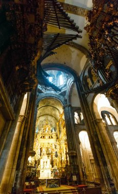 Santiago de Compostela, İspanya - 14 Mayıs 2016: katedral kilise iç tavan görünümü içinde. 12-18. yüzyıldan kalma binada.