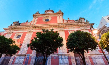 Sevilla, İspanya - 26 Mayıs 2016: Kırmızı cephe Kilisesi, kurtarıcı (1674-1712) Plaza del Salvador, akşam, Seville, İspanya. Esteban Garcia ve Leonardo de Figueroa Mimarlar.
