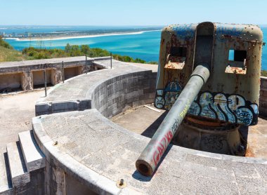 Setubal, Portekiz - 19 Mayıs 2016: Eski Doğa Park Arrabida silah mahvetti.