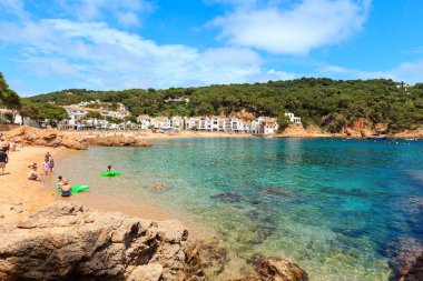 Tamatiu Bay, İspanya - 01 Haziran 2016: kıyı kenti yaz görünümüyle tekneler, Costa Brava Katalonya, İspanya.