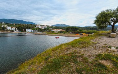 Cadaques, İspanya - 2 Haziran 2016: Bay Cala de Portlligat yaz görünümü ile plaj Platja de Port Lligat'ta (Cap De Creus) ve tekneler (Cadaques, Girona, İspanya).