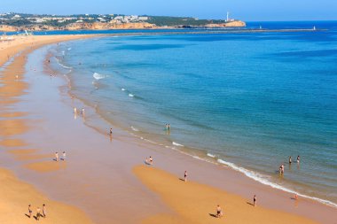 Portimao, Portekiz - 20 Mayıs 2016: Akşam kumlu plaj Praia dos Tres Castelos kaya oluşumları ile. Üstten görünüm.