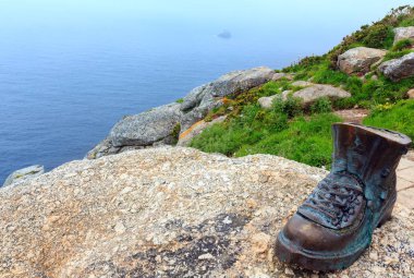 Fisterra, İspanya - 14 Mayıs 2016: Önyükleme hacı anıtın Cape Fisterra, Costa da Morte, La Coruna, Galiçya, İspanya.