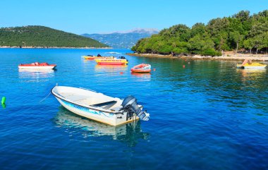 Ksamil, Arnavutluk - 21 Temmuz 2016: Güzel Ionian Sea sabah yaz sahil plaj görüntülemek.