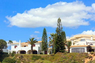 Algarve, Portekiz - 22 Mayıs 2016: House Yaz kıyı ve evergreen ağaçlarda.