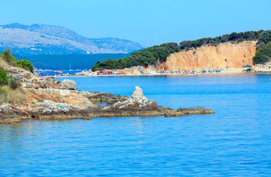 Ksamil, Arnavutluk - Temmuz 13,2016: güzel Ionian Sea sabah yaz plaj sahil görünümü.