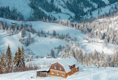 Skole, Ukrayna - Janyary 15, 2017: Batan güneşin kış Dağı'nda ilk gölgeler yamaçlarında evleri ve yüzey Asansör (Lviv Oblast, Karpatlar, Ukrayna).