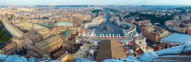 Vatikan şehri, Vatikan - 07 Ocak 2015: panorama görünüm Saint Peter Meydanı (Piazza San Pietro) ve Roma şehir, İtalya, St. Peter Bazilikası kubbe bakan.
