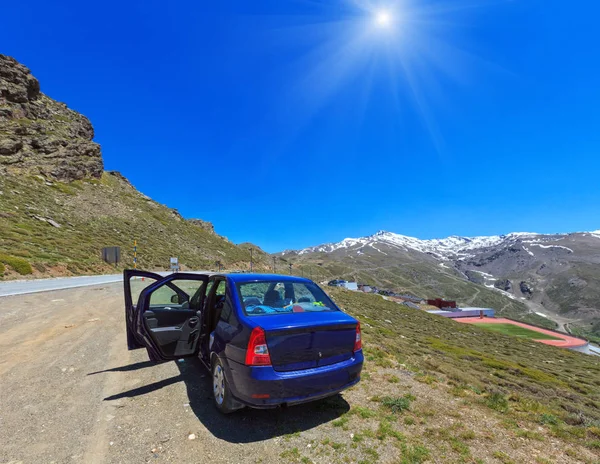 夏の日照山 シエラ ネバダ国立公園 グラナダ スペインの近くの道端にシエラ ネバダ スペイン 2016 青い車 — ストック写真