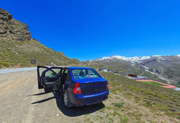 Sierra Nevada Espanha Maio 2016 Carro Azul Beira Estrada Montanha — Fotografia de Stock