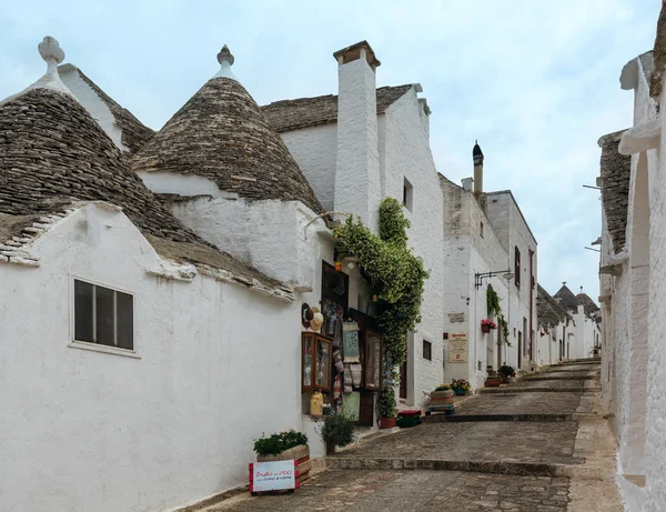 Alberobello Itália Junho 2017 Trulli Abriga Rua Principal Bairro Turístico — Fotografia de Stock