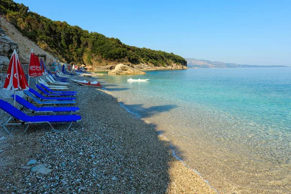Ksamil Albánie Červenec 2016 Letní Ráno Pulebardha Pláž Lehátky Slámově — Stock fotografie
