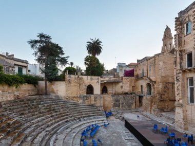 Lecce, İtalya - 07 Haziran 2018: Antik Augustus Roma Tiyatrosu, Lecce -: Salento ana şehir, Puglia, İtalya