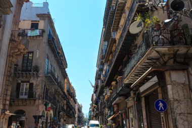 Palermo, İtalya - 15 Haziran 2017: Quattro aski, (Via Vigliena), merkezi Meydanı eski şehir Palermo, Sicilya sokak görünümü.