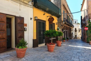 Oria, İtalya - 10 Haziran 2017: Küçük pitoresk Ortaçağ kenti Oria görünümü, Brindisi bölgesi, Puglia, İtalya.