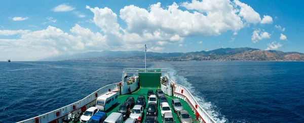 メッシーナ海海峡と イタリアのシチリア島にフェリーの側から海岸線のメッシーナ イタリア 2017 ビュー — ストック写真