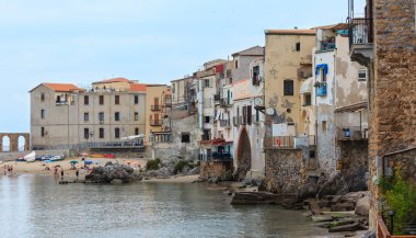 Cefalu, İtalya - 18 Haziran 2017: marina iskele manzaralı tekne kıyı, Palermo bölge, Sicilya.