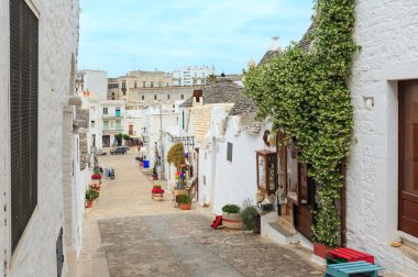 Alberobello, İtalya - 06 Haziran 2017: Trulli sokak evleri Alberobello güzel eski tarihi şehir Apulia bölgesi, Güney İtalya ana turistik bölgesinde