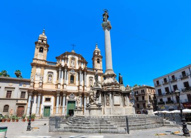 Palermo, İtalya - 15 Haziran 2017: Saint Dominic Kilisesi (Chiesa di San Domenico e Chiostro) en önemli ikinci kilise Palermo, Sicilya, İtalya olduğunu. Ve Dikilitaş benzeri Colonna dell Immacolata.